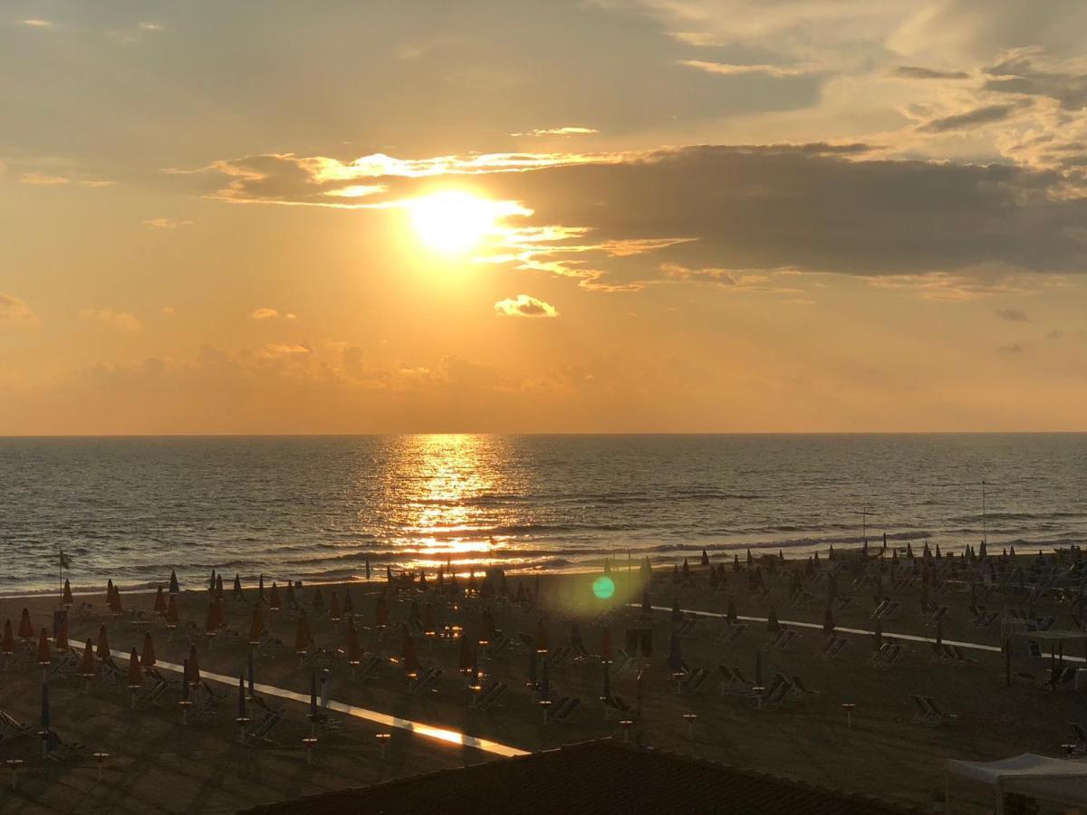 Ferienwohnung Attico Sulla Spiaggia Viareggio Exterior foto