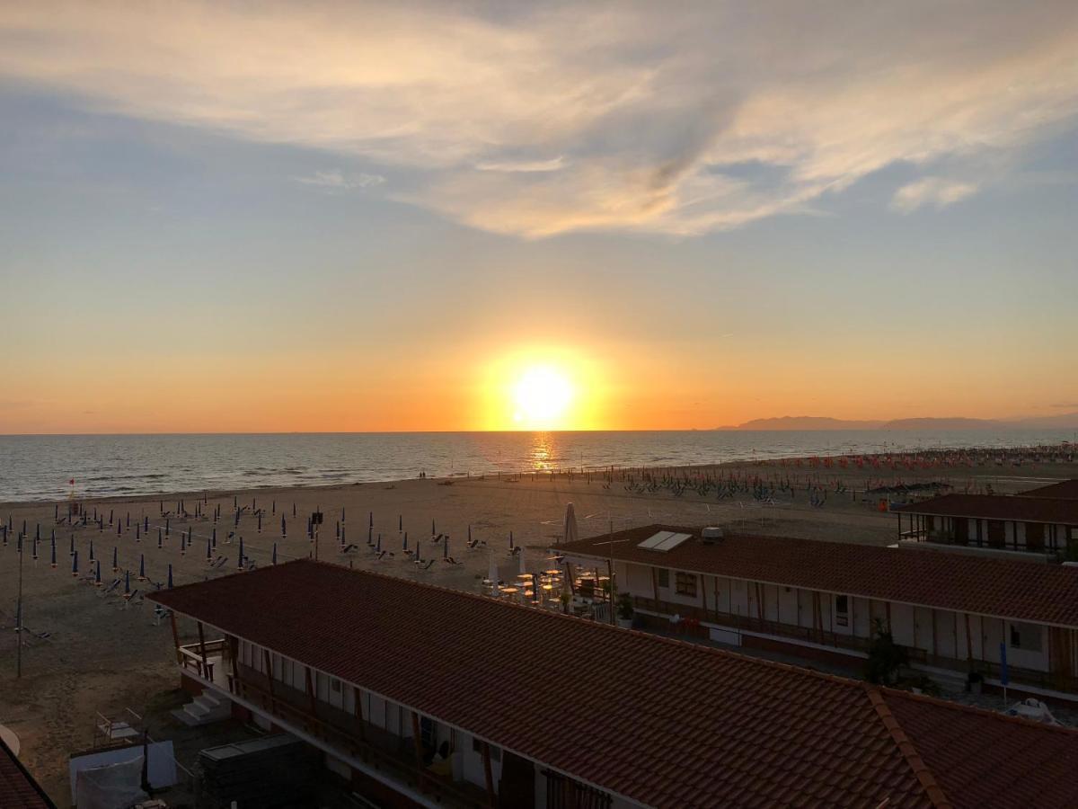 Ferienwohnung Attico Sulla Spiaggia Viareggio Exterior foto