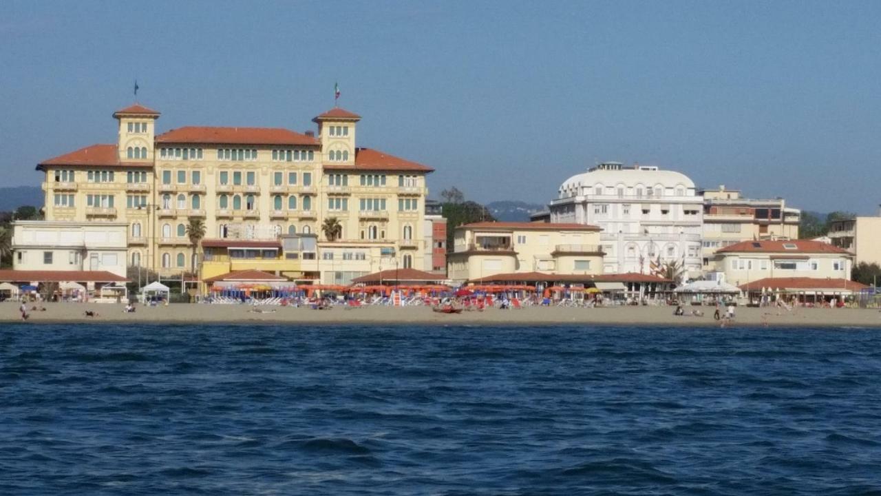 Ferienwohnung Attico Sulla Spiaggia Viareggio Exterior foto