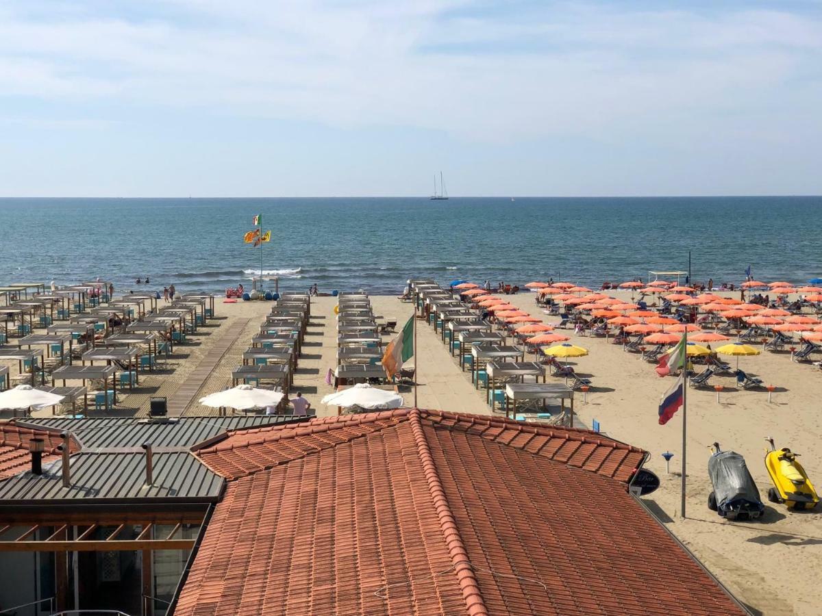 Ferienwohnung Attico Sulla Spiaggia Viareggio Exterior foto