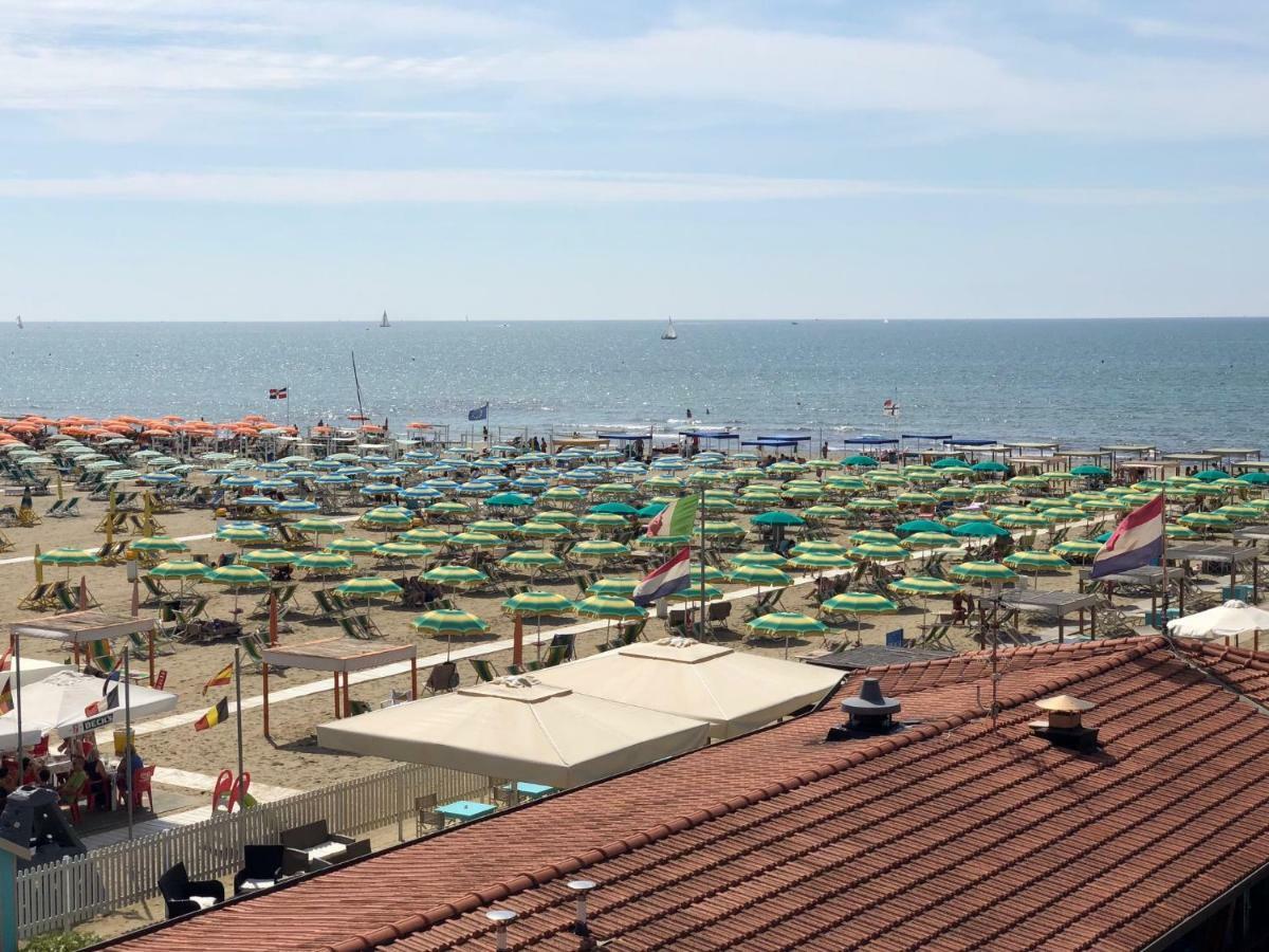 Ferienwohnung Attico Sulla Spiaggia Viareggio Exterior foto