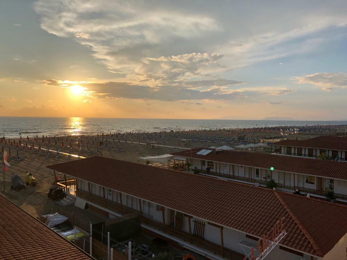 Ferienwohnung Attico Sulla Spiaggia Viareggio Exterior foto