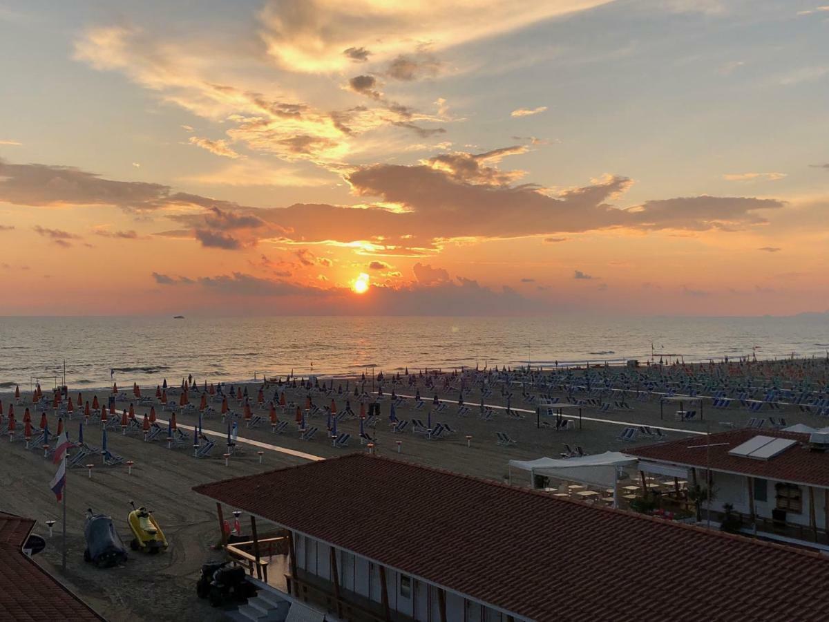 Ferienwohnung Attico Sulla Spiaggia Viareggio Exterior foto